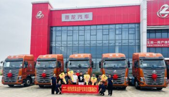 八年老客戶再度托付信賴！玉柴機(jī)電玉林公司交付一批乘龍H7復(fù)合型牽引車